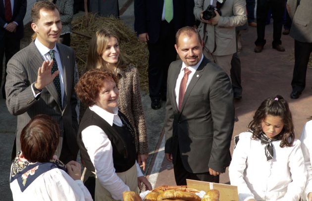 Los vecinos de San Tirso de Abres, el municipio ms occidental de Asturias, se volcaron durante la maana del sbado ante la visita de los Prncipes de Asturias, don Felipe y doa Letizia para entregar en la localidad el galardn "Pueblo ejemplar".