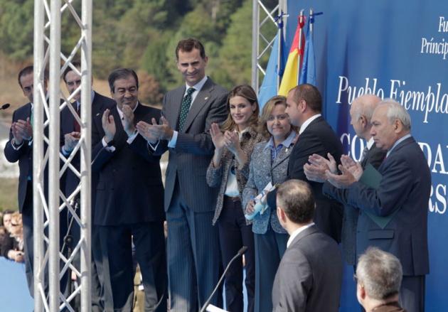 Los vecinos de San Tirso de Abres, el municipio ms occidental de Asturias, se volcaron durante la maana del sbado ante la visita de los Prncipes de Asturias, don Felipe y doa Letizia para entregar en la localidad el galardn "Pueblo ejemplar".