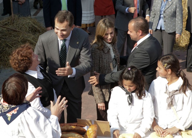 Los vecinos de San Tirso de Abres, el municipio ms occidental de Asturias, se volcaron durante la maana del sbado ante la visita de los Prncipes de Asturias, don Felipe y doa Letizia para entregar en la localidad el galardn "Pueblo ejemplar".