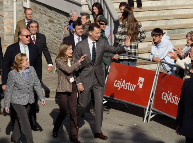 Los vecinos de San Tirso de Abres, el municipio ms occidental de Asturias, se volcaron durante la maana del sbado ante la visita de los Prncipes de Asturias, don Felipe y doa Letizia para entregar en la localidad el galardn "Pueblo ejemplar".