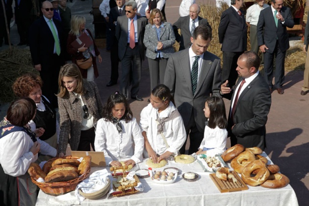 Los vecinos de San Tirso de Abres, el municipio ms occidental de Asturias, se volcaron durante la maana del sbado ante la visita de los Prncipes de Asturias, don Felipe y doa Letizia para entregar en la localidad el galardn "Pueblo ejemplar".