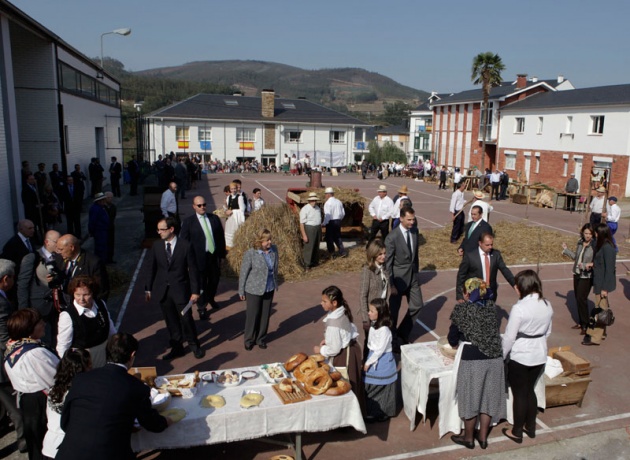 Los vecinos de San Tirso de Abres, el municipio ms occidental de Asturias, se volcaron durante la maana del sbado ante la visita de los Prncipes de Asturias, don Felipe y doa Letizia para entregar en la localidad el galardn "Pueblo ejemplar".