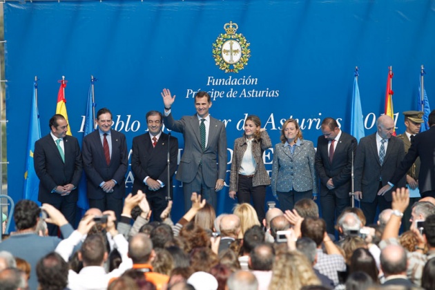 Los vecinos de San Tirso de Abres, el municipio ms occidental de Asturias, se volcaron durante la maana del sbado ante la visita de los Prncipes de Asturias, don Felipe y doa Letizia para entregar en la localidad el galardn "Pueblo ejemplar".