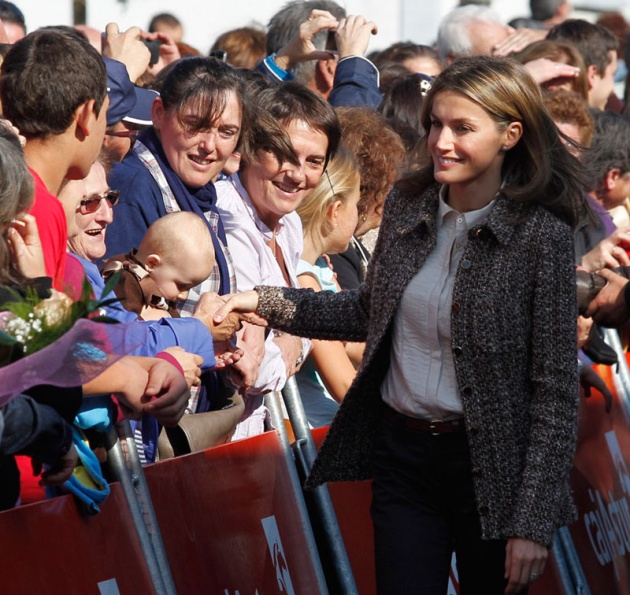 Los vecinos de San Tirso de Abres, el municipio ms occidental de Asturias, se volcaron durante la maana del sbado ante la visita de los Prncipes de Asturias, don Felipe y doa Letizia para entregar en la localidad el galardn "Pueblo ejemplar".