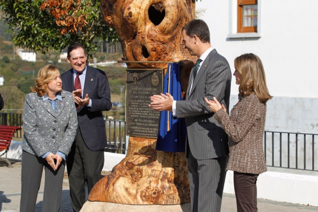 Los vecinos de San Tirso de Abres, el municipio ms occidental de Asturias, se volcaron durante la maana del sbado ante la visita de los Prncipes de Asturias, don Felipe y doa Letizia para entregar en la localidad el galardn "Pueblo ejemplar".