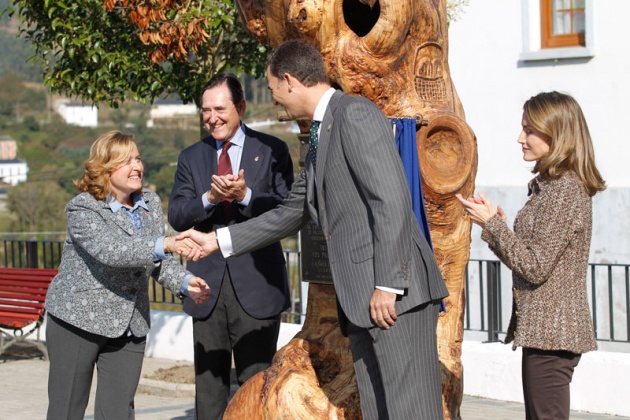 Los vecinos de San Tirso de Abres, el municipio ms occidental de Asturias, se volcaron durante la maana del sbado ante la visita de los Prncipes de Asturias, don Felipe y doa Letizia para entregar en la localidad el galardn "Pueblo ejemplar".