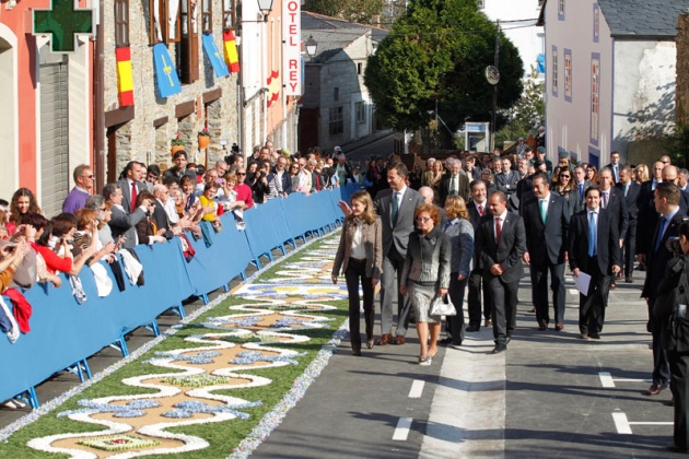 Los vecinos de San Tirso de Abres, el municipio ms occidental de Asturias, se volcaron durante la maana del sbado ante la visita de los Prncipes de Asturias, don Felipe y doa Letizia para entregar en la localidad el galardn "Pueblo ejemplar".