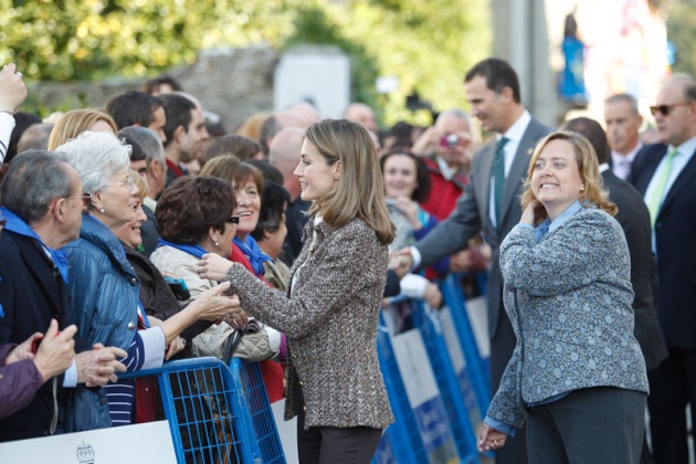 Los vecinos de San Tirso de Abres, el municipio ms occidental de Asturias, se volcaron durante la maana del sbado ante la visita de los Prncipes de Asturias, don Felipe y doa Letizia para entregar en la localidad el galardn "Pueblo ejemplar".