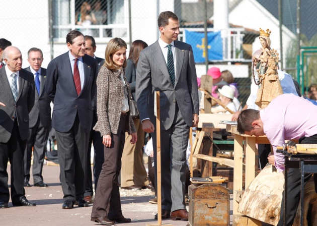 Los vecinos de San Tirso de Abres, el municipio ms occidental de Asturias, se volcaron durante la maana del sbado ante la visita de los Prncipes de Asturias, don Felipe y doa Letizia para entregar en la localidad el galardn "Pueblo ejemplar".