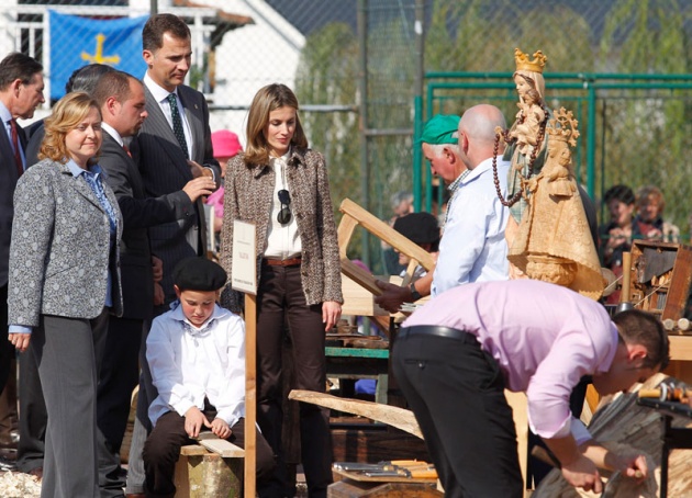 Los vecinos de San Tirso de Abres, el municipio ms occidental de Asturias, se volcaron durante la maana del sbado ante la visita de los Prncipes de Asturias, don Felipe y doa Letizia para entregar en la localidad el galardn "Pueblo ejemplar".