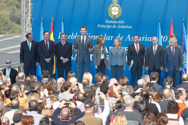 Los vecinos de San Tirso de Abres, el municipio ms occidental de Asturias, se volcaron durante la maana del sbado ante la visita de los Prncipes de Asturias, don Felipe y doa Letizia para entregar en la localidad el galardn "Pueblo ejemplar".