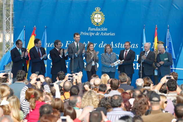 Los vecinos de San Tirso de Abres, el municipio ms occidental de Asturias, se volcaron durante la maana del sbado ante la visita de los Prncipes de Asturias, don Felipe y doa Letizia para entregar en la localidad el galardn "Pueblo ejemplar".