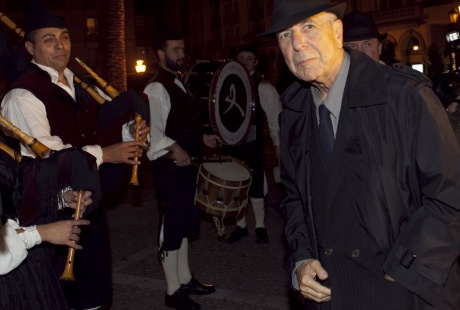 Leonard Cohen salud  a Oviedo con su estilo sereno y educado