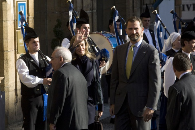 Los Prncipes llegan a Oviedo en la vspera del acto de entrega de los Premios Prncipe.
