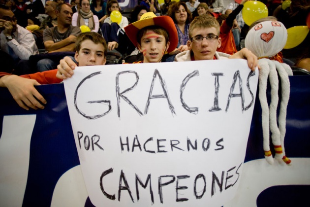 El seleccionador nacional particip en un encuentro con numeroso pblico en el Centro Deportivo Avils, en el que estuvo acompaado por los ex jugadores internacionales asturianos Marcelo Campanal, Eloy Alonso y Eloy Olaya, y el mdico de la seleccin espaola Oscar Celada.