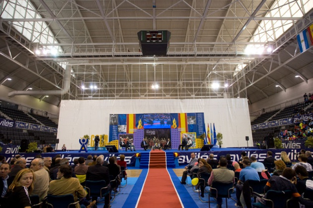 El seleccionador nacional particip en un encuentro con numeroso pblico en el Centro Deportivo Avils, en el que estuvo acompaado por los ex jugadores internacionales asturianos Marcelo Campanal, Eloy Alonso y Eloy Olaya, y el mdico de la seleccin espaola Oscar Celada.