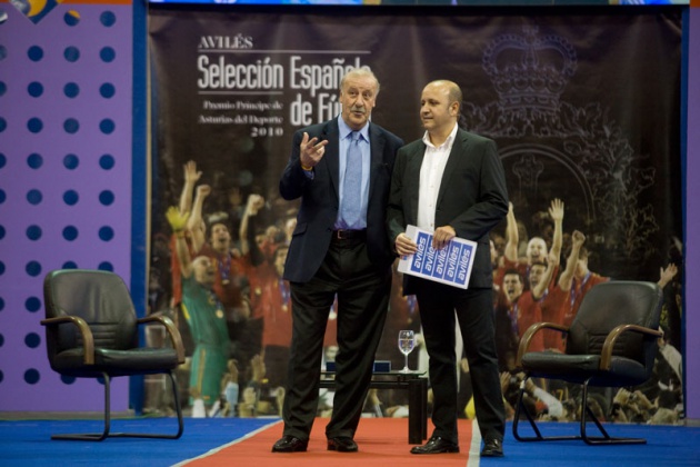 El seleccionador nacional particip en un encuentro con numeroso pblico en el Centro Deportivo Avils, en el que estuvo acompaado por los ex jugadores internacionales asturianos Marcelo Campanal, Eloy Alonso y Eloy Olaya, y el mdico de la seleccin espaola Oscar Celada.