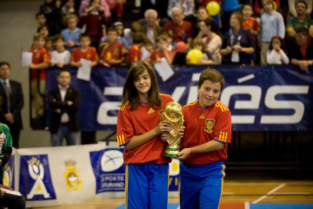 El seleccionador nacional particip en un encuentro con numeroso pblico en el Centro Deportivo Avils, en el que estuvo acompaado por los ex jugadores internacionales asturianos Marcelo Campanal, Eloy Alonso y Eloy Olaya, y el mdico de la seleccin espaola Oscar Celada.