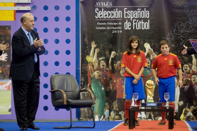 El seleccionador nacional particip en un encuentro con numeroso pblico en el Centro Deportivo Avils, en el que estuvo acompaado por los ex jugadores internacionales asturianos Marcelo Campanal, Eloy Alonso y Eloy Olaya, y el mdico de la seleccin espaola Oscar Celada.