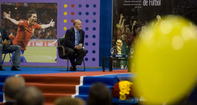 El seleccionador nacional particip en un encuentro con numeroso pblico en el Centro Deportivo Avils, en el que estuvo acompaado por los ex jugadores internacionales asturianos Marcelo Campanal, Eloy Alonso y Eloy Olaya, y el mdico de la seleccin espaola Oscar Celada.