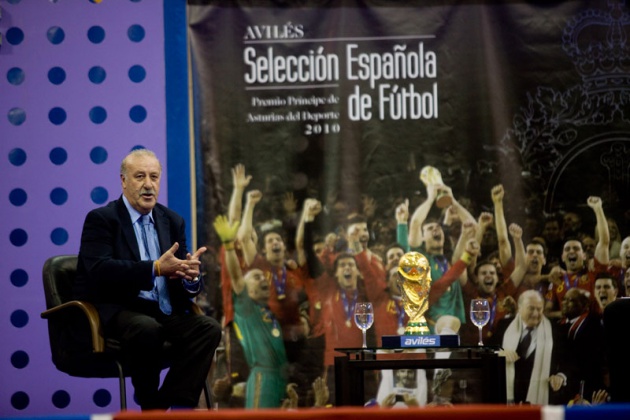 El seleccionador nacional particip en un encuentro con numeroso pblico en el Centro Deportivo Avils, en el que estuvo acompaado por los ex jugadores internacionales asturianos Marcelo Campanal, Eloy Alonso y Eloy Olaya, y el mdico de la seleccin espaola Oscar Celada.