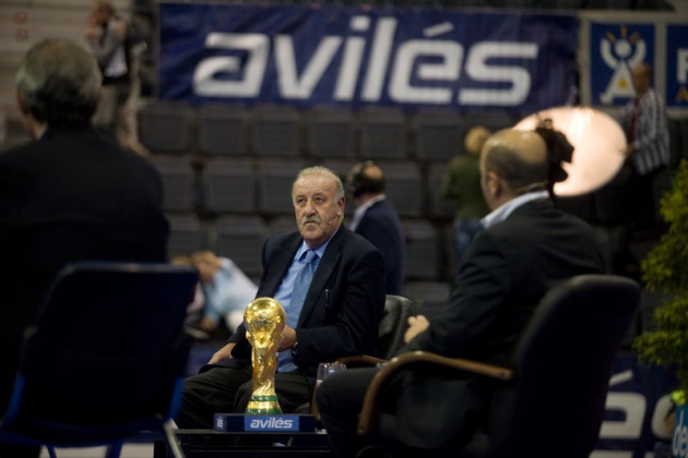 El seleccionador nacional particip en un encuentro con numeroso pblico en el Centro Deportivo Avils, en el que estuvo acompaado por los ex jugadores internacionales asturianos Marcelo Campanal, Eloy Alonso y Eloy Olaya, y el mdico de la seleccin espaola Oscar Celada.