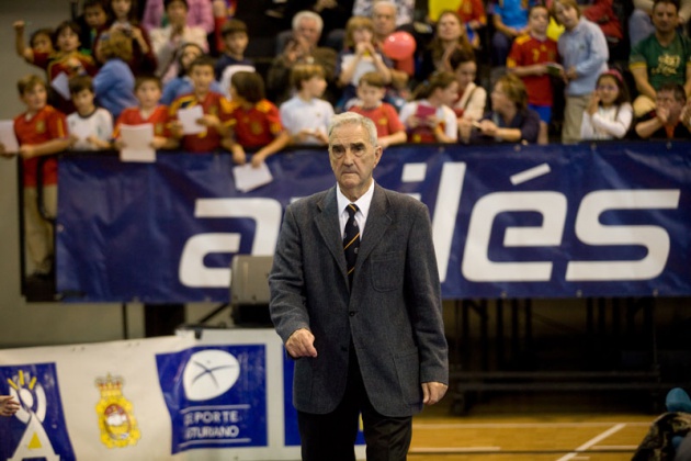 El seleccionador nacional particip en un encuentro con numeroso pblico en el Centro Deportivo Avils, en el que estuvo acompaado por los ex jugadores internacionales asturianos Marcelo Campanal, Eloy Alonso y Eloy Olaya, y el mdico de la seleccin espaola Oscar Celada.