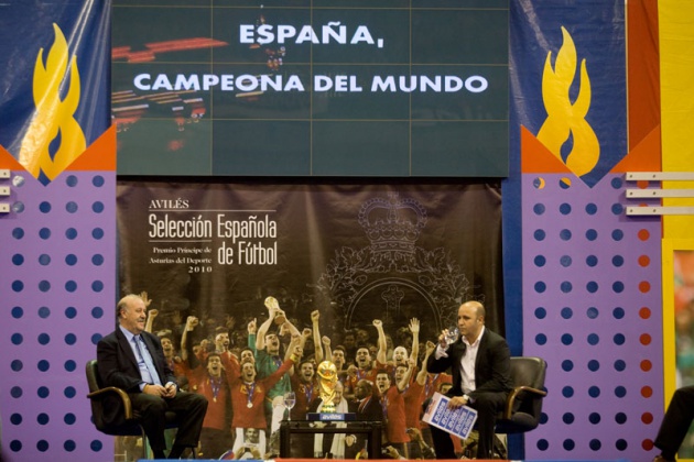 El seleccionador nacional particip en un encuentro con numeroso pblico en el Centro Deportivo Avils, en el que estuvo acompaado por los ex jugadores internacionales asturianos Marcelo Campanal, Eloy Alonso y Eloy Olaya, y el mdico de la seleccin espaola Oscar Celada.