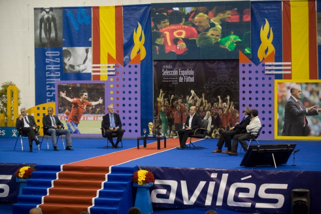 El seleccionador nacional particip en un encuentro con numeroso pblico en el Centro Deportivo Avils, en el que estuvo acompaado por los ex jugadores internacionales asturianos Marcelo Campanal, Eloy Alonso y Eloy Olaya, y el mdico de la seleccin espaola Oscar Celada.