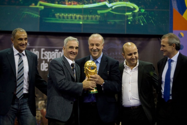 El seleccionador nacional particip en un encuentro con numeroso pblico en el Centro Deportivo Avils, en el que estuvo acompaado por los ex jugadores internacionales asturianos Marcelo Campanal, Eloy Alonso y Eloy Olaya, y el mdico de la seleccin espaola Oscar Celada.