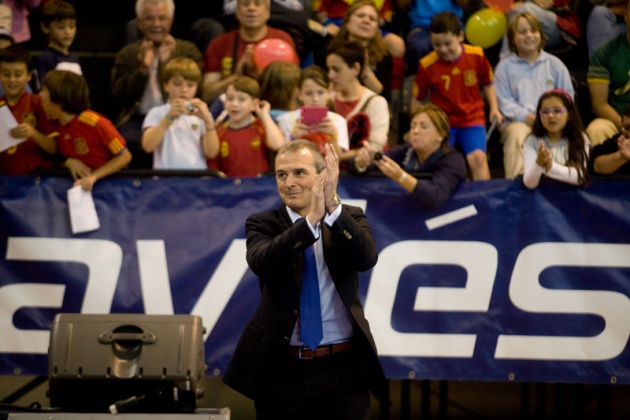 El seleccionador nacional participó en un encuentro con numeroso público en el Centro Deportivo Avilés, en el que estuvo acompañado por los ex jugadores internacionales asturianos Marcelo Campanal, Eloy Alonso y Eloy Olaya, y el médico de la selección española Oscar Celada.