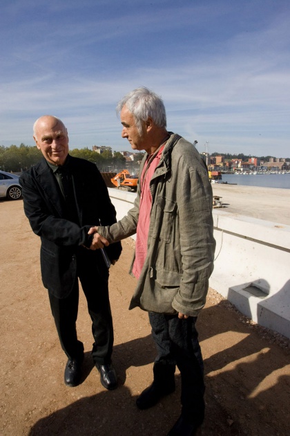 El escultor estadounidense, Premio Prncipe de las Artes 2010, realiz un recorrido por Avils acompaado por la alcaldesa de la ciudad, Pilar Varela.