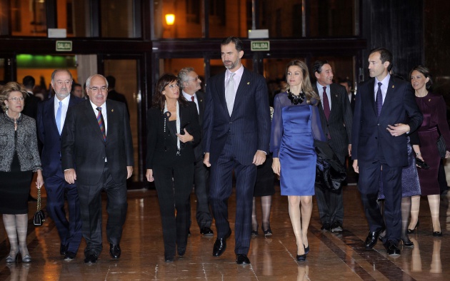 Los Prncipes de Asturias presidieron el concierto de clausura de la XIX Semana de Msica, organizada por la Fundacin Prncipe de Asturias y Cajastur, que tuvo lugar en el Auditorio Prncipe Felipe de Oviedo. El maestro Maximiano Valds dirigi el concierto