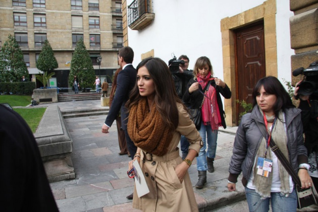 La periodista acapar las miradas de la gente que esperaba a los invitados en las proximidades del Hotel de la Reconquista, mientras ultimaba detalles para asistir como profesional acreditada a la ceremonia de entrega.