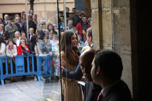 La periodista acapar las miradas de la gente que esperaba a los invitados en las proximidades del Hotel de la Reconquista, mientras ultimaba detalles para asistir como profesional acreditada a la ceremonia de entrega.