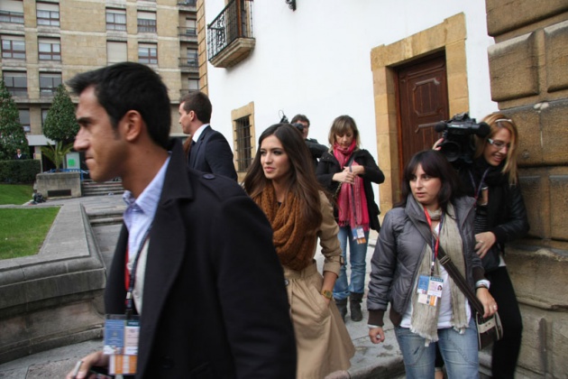 La periodista acapar las miradas de la gente que esperaba a los invitados en las proximidades del Hotel de la Reconquista, mientras ultimaba detalles para asistir como profesional acreditada a la ceremonia de entrega.