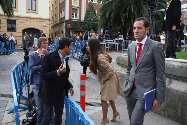 La periodista acapar las miradas de la gente que esperaba a los invitados en las proximidades del Hotel de la Reconquista, mientras ultimaba detalles para asistir como profesional acreditada a la ceremonia de entrega.
