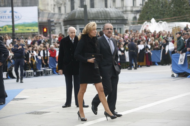 Llegada de invitados, premiados y autoridades a la ceremonia de los Premios Prncipe de Asturias 2010, celebrada en el Teatro Campoamor de Oviedo