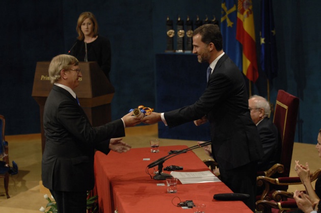 El Prncipe Felipe entrega al escritor libans Amin Maalouf el Premio Prncipe de Asturias de las Letras 2010.