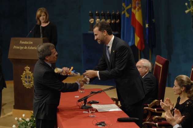 El Prncipe Felipe entrega al escritor libans Amin Maalouf el Premio Prncipe de Asturias de las Letras 2010.