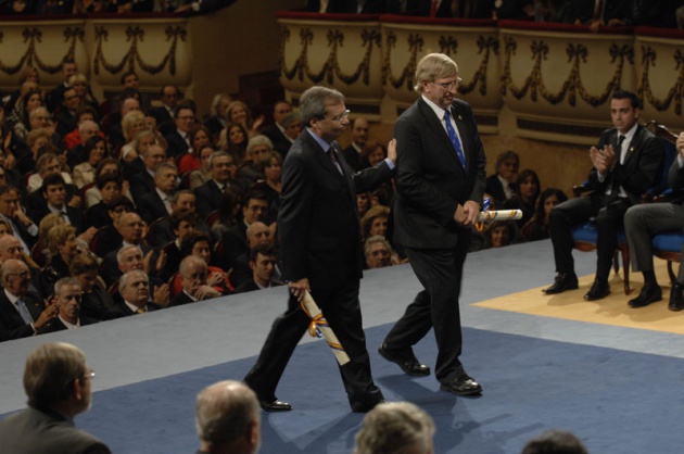 El Prncipe Felipe entrega al escritor libans Amin Maalouf el Premio Prncipe de Asturias de las Letras 2010.