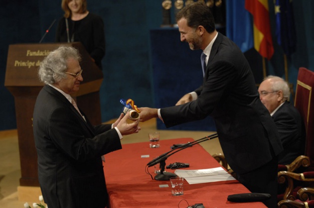 El Prncipe Felipe entrega al escritor libans Amin Maalouf el Premio Prncipe de Asturias de las Letras 2010.