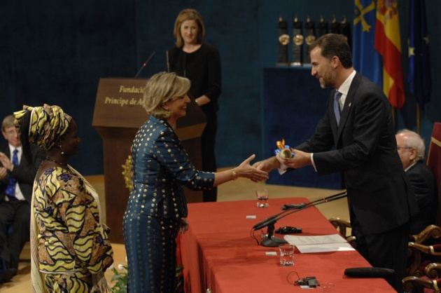 El Pr�ncipe Felipe entrega al escritor liban�s Amin Maalouf el Premio Pr�ncipe de Asturias de las Letras 2010.