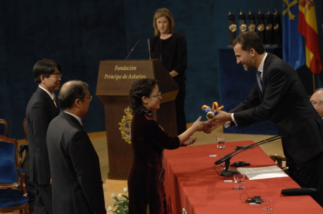 El Prncipe Felipe entrega al escritor libans Amin Maalouf el Premio Prncipe de Asturias de las Letras 2010.