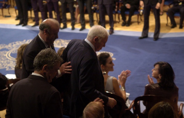 El Prncipe Felipe entrega al escritor libans Amin Maalouf el Premio Prncipe de Asturias de las Letras 2010.