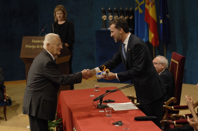 El Prncipe Felipe entrega al escritor libans Amin Maalouf el Premio Prncipe de Asturias de las Letras 2010.