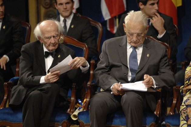 El Prncipe Felipe entrega al escritor libans Amin Maalouf el Premio Prncipe de Asturias de las Letras 2010.