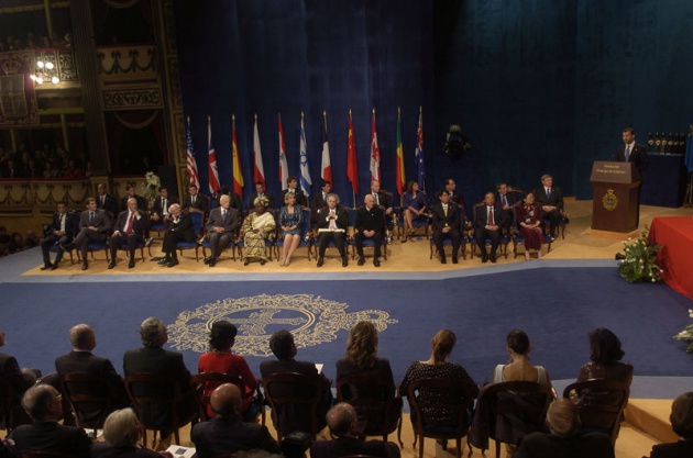 El Prncipe Felipe entrega al escritor libans Amin Maalouf el Premio Prncipe de Asturias de las Letras 2010.