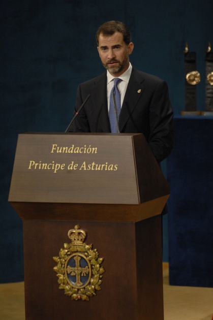 El Prncipe Felipe entrega al escritor libans Amin Maalouf el Premio Prncipe de Asturias de las Letras 2010.