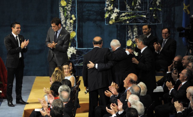 El Prncipe Felipe entrega al escritor libans Amin Maalouf el Premio Prncipe de Asturias de las Letras 2010.